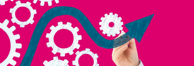 Illustration d'une flèche bleue pointant vers le haut, dessinée à la main, entourée d'engrenages blancs sur un fond rose.